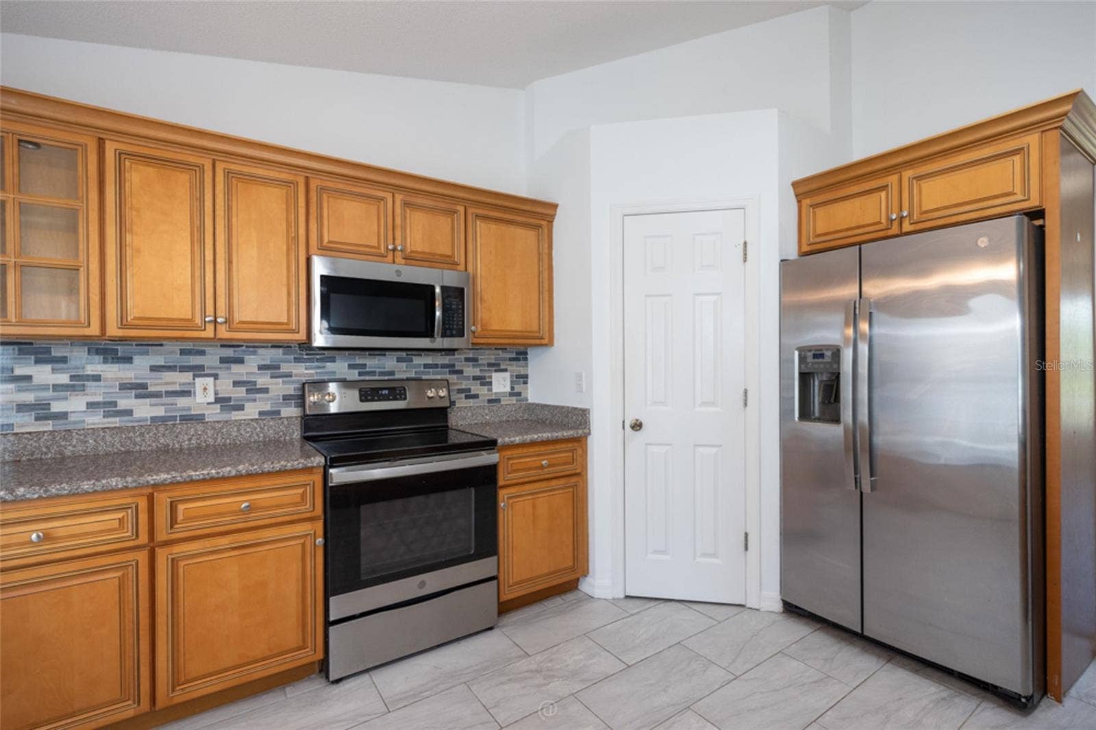 matching appliances, roomy pantry and glass tile backsplash