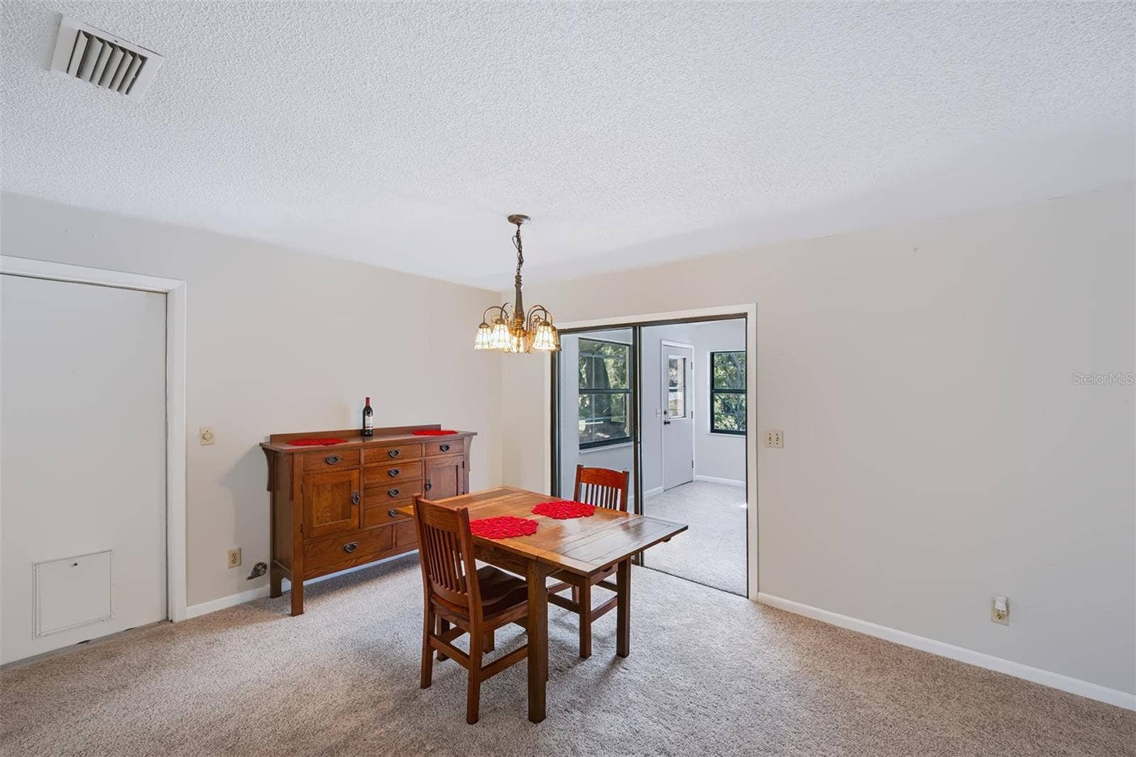 83 FARRAGUT DRIVE, Palm Coast, FL 32137 Sliding glass door entry into the Florida room from dinette