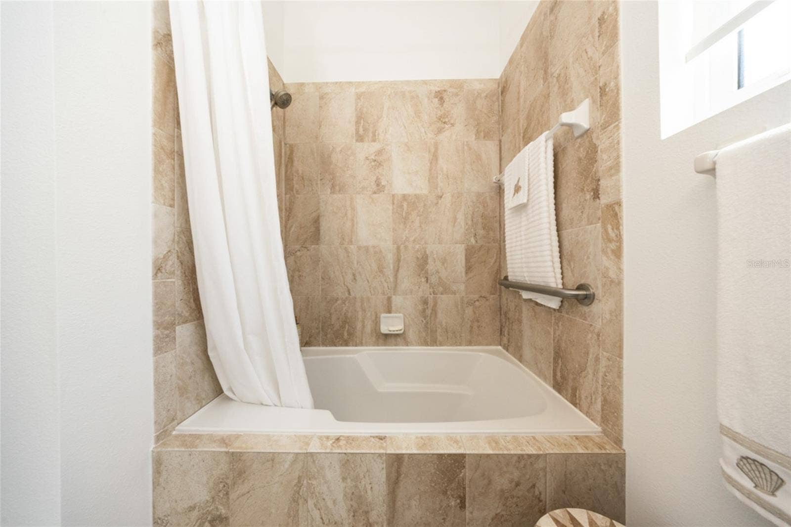 3245 BAILEY ANN DRIVE, Ormond Beach, FL 32174 Guest Bathroom Tub