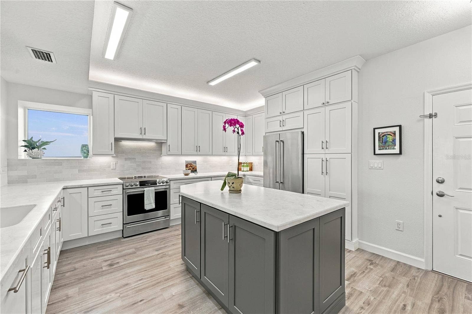 Chef-Inspired Kitchen & Island