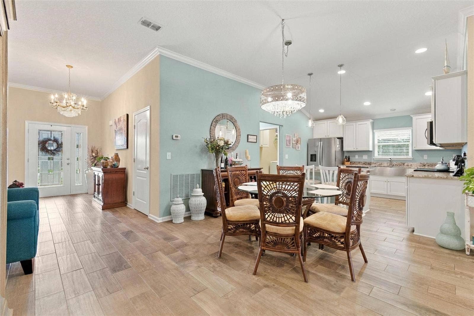 8 COUNTRY CLUB HARBOR CIRCLE, Palm Coast, FL 32137 Dining area towards front door