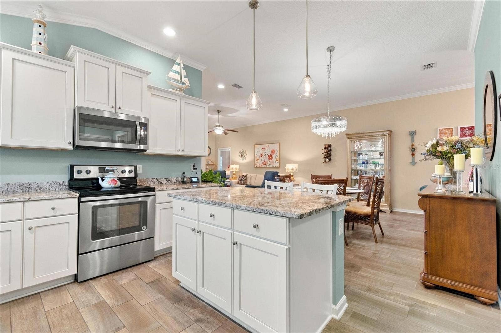 8 COUNTRY CLUB HARBOR CIRCLE, Palm Coast, FL 32137 Kitchen with stainless appliances