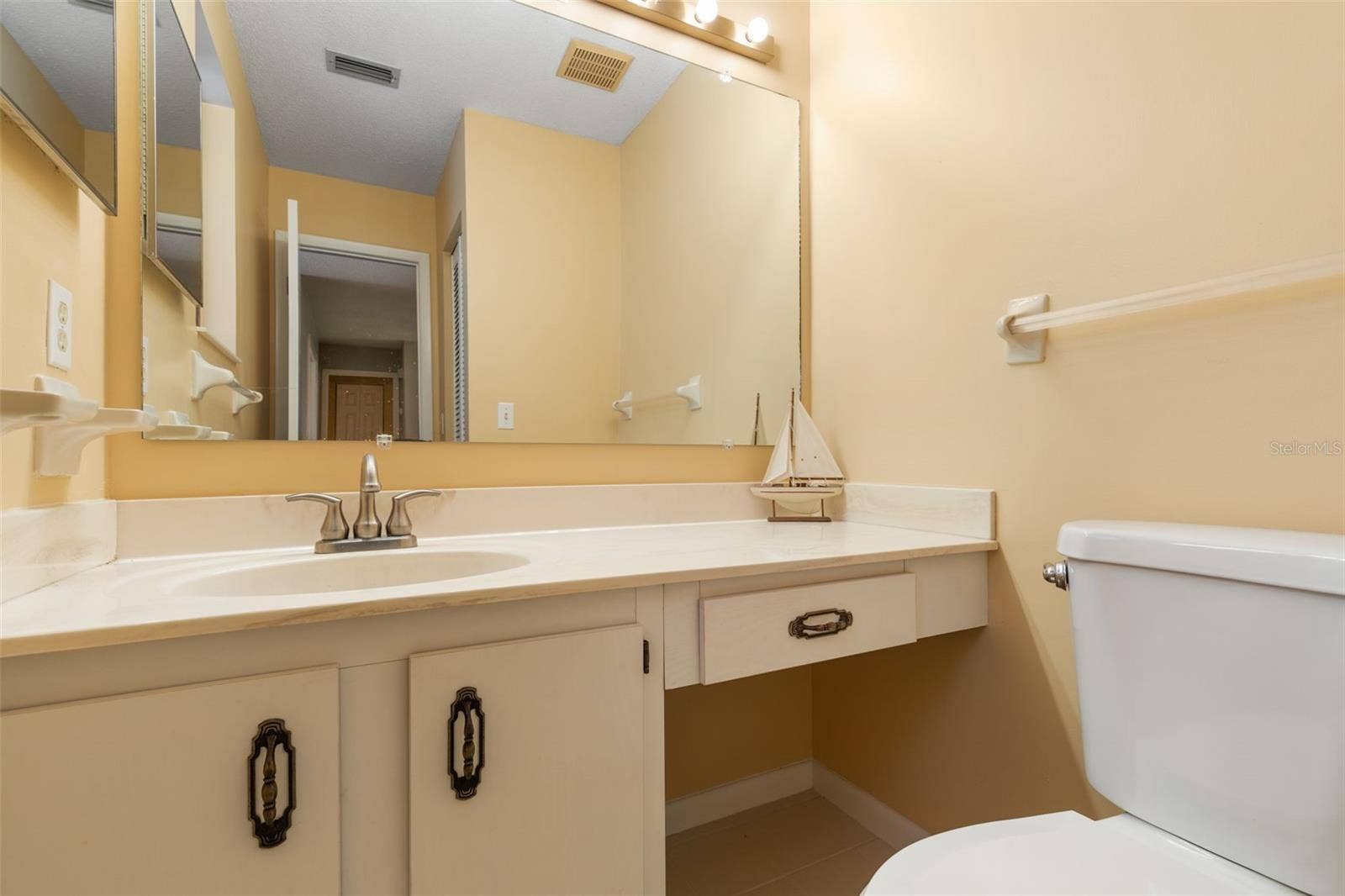 20 MID OAKS CIRCLE, Palm Coast, FL 32137 20 Mid Oaks half bath