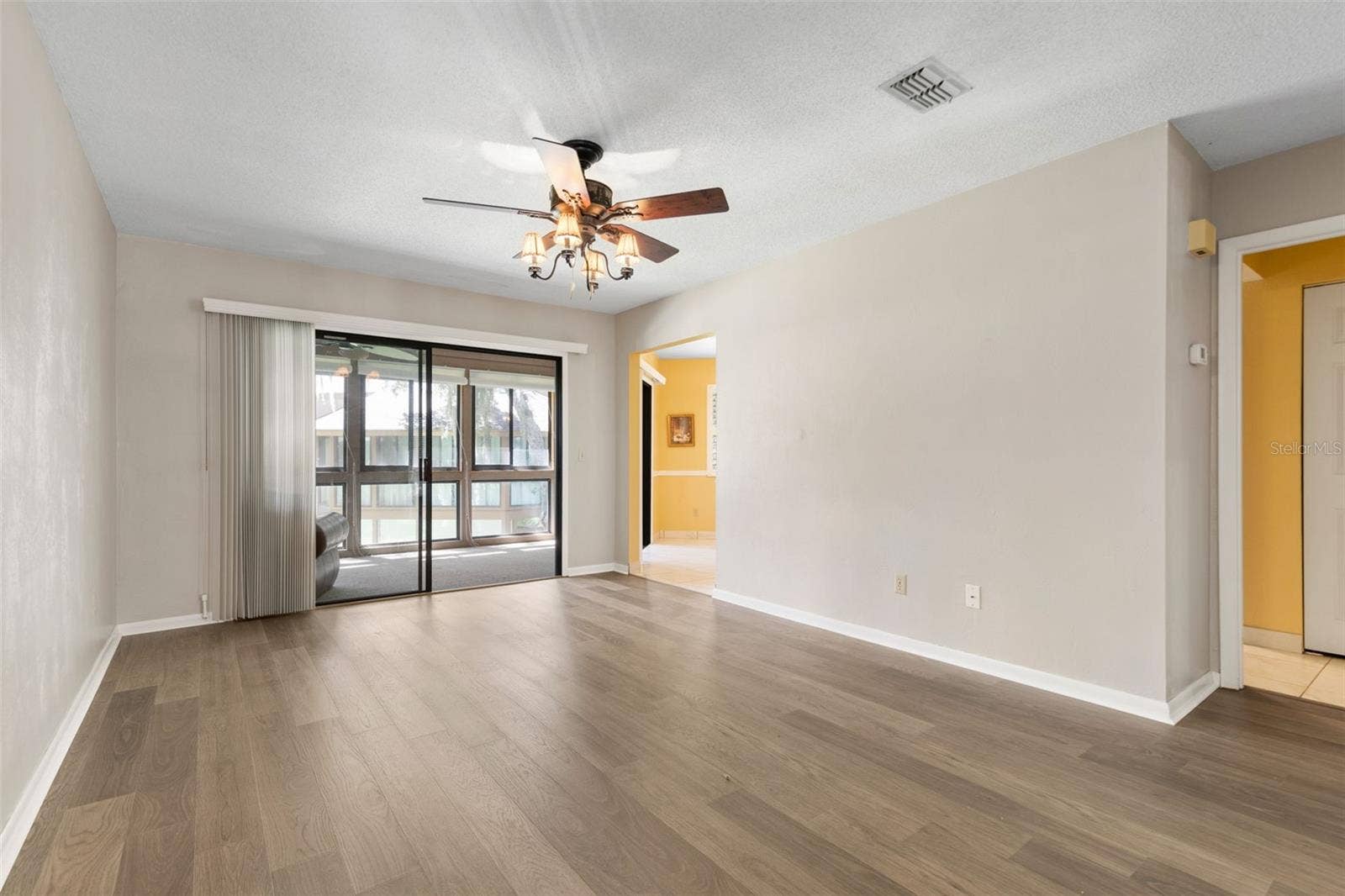 20 MID OAKS CIRCLE, Palm Coast, FL 32137 20 Mid Oaks Living Room