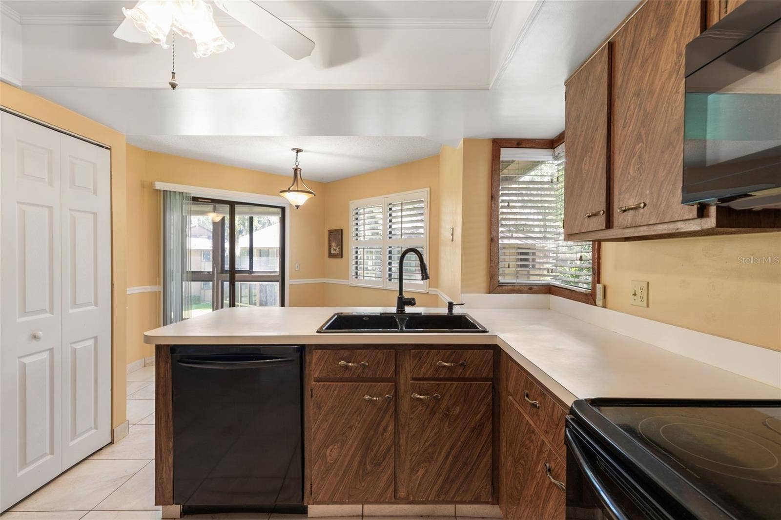 20 MID OAKS CIRCLE, Palm Coast, FL 32137 20 Mid Oaks Kitchen