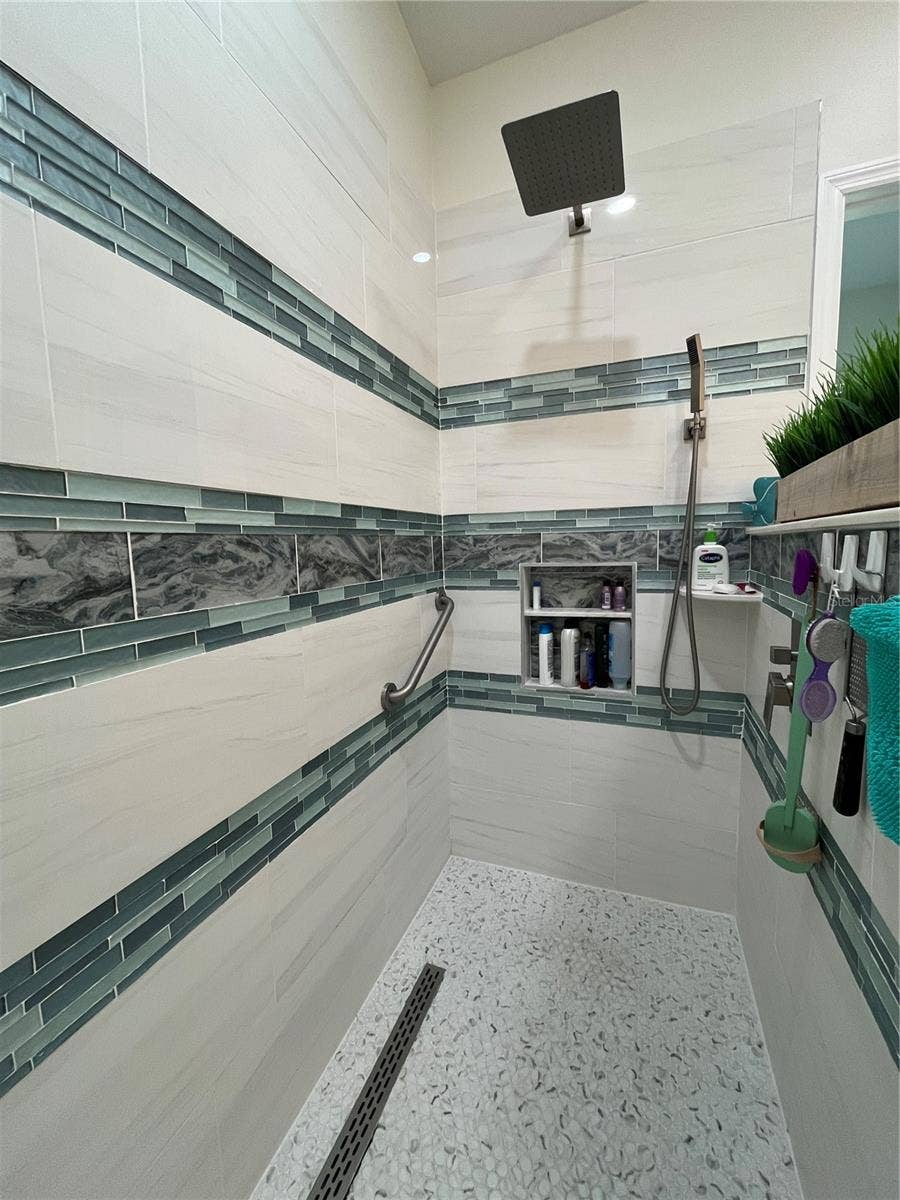2 SAN PABLO COURT, Palm Coast, FL 32137 Awesome Rain Showerhead with Niches