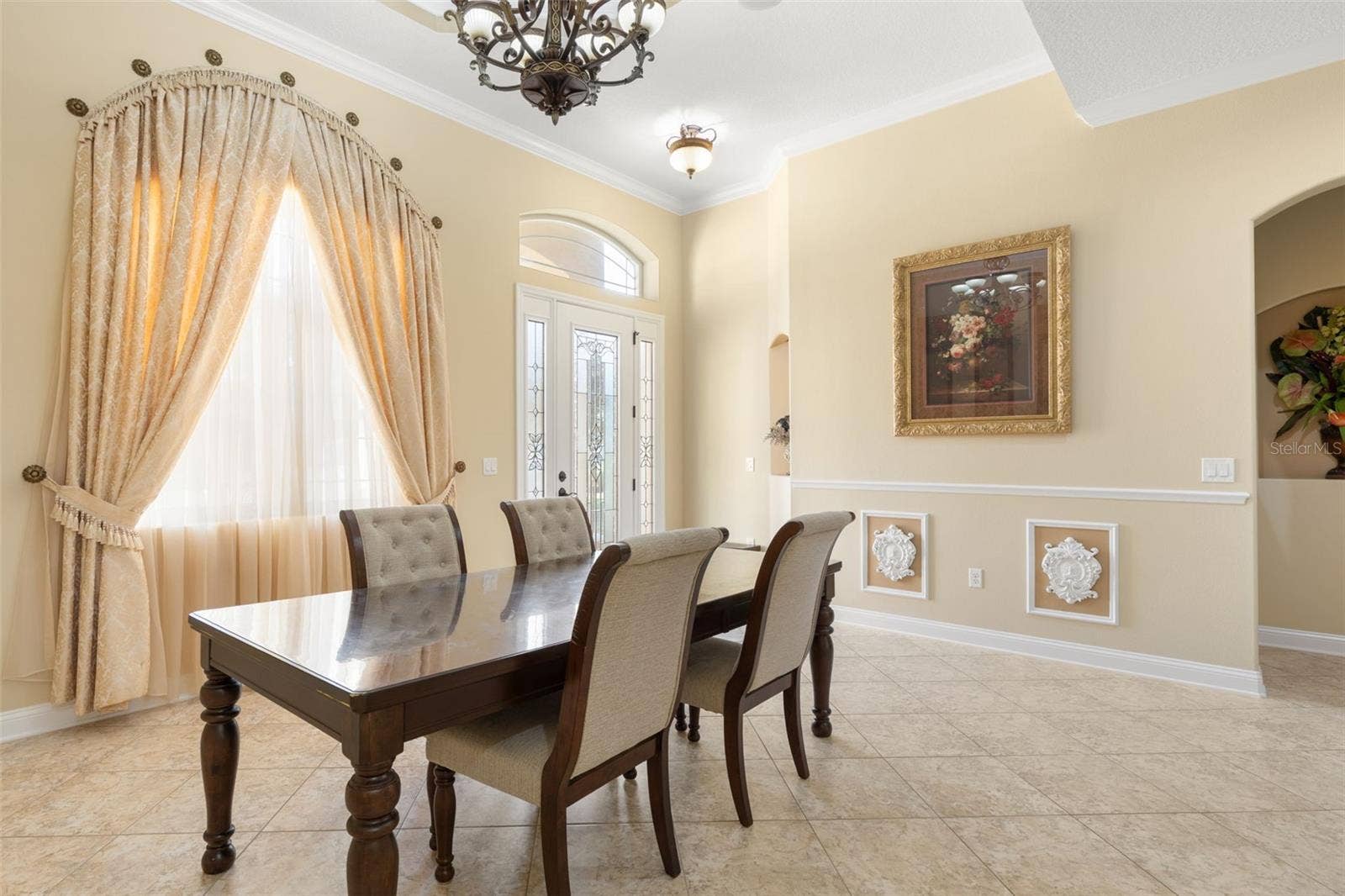 25 EMERALD LAKE COURT, Palm Coast, FL 32137 Beautiful window treatments, decorative wall molding and soft natural light create a welcoming atmosphere for memorable dinners and special occasions.