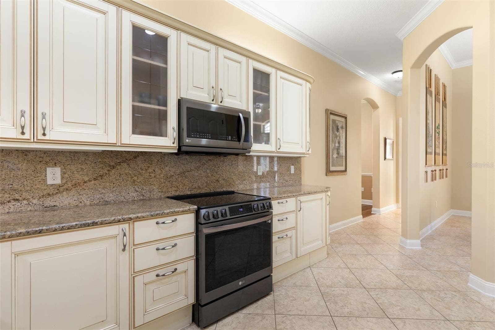 25 EMERALD LAKE COURT, Palm Coast, FL 32137 Beautifully detailed cabinetry, glass-front accents and graceful archways add character and architectural charm.