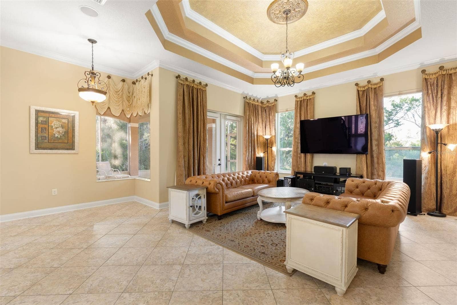 25 EMERALD LAKE COURT, Palm Coast, FL 32137 Generous floor space, beautiful natural light and architectural details make this gathering room a comfortable place to unwind or enjoy time with guests.