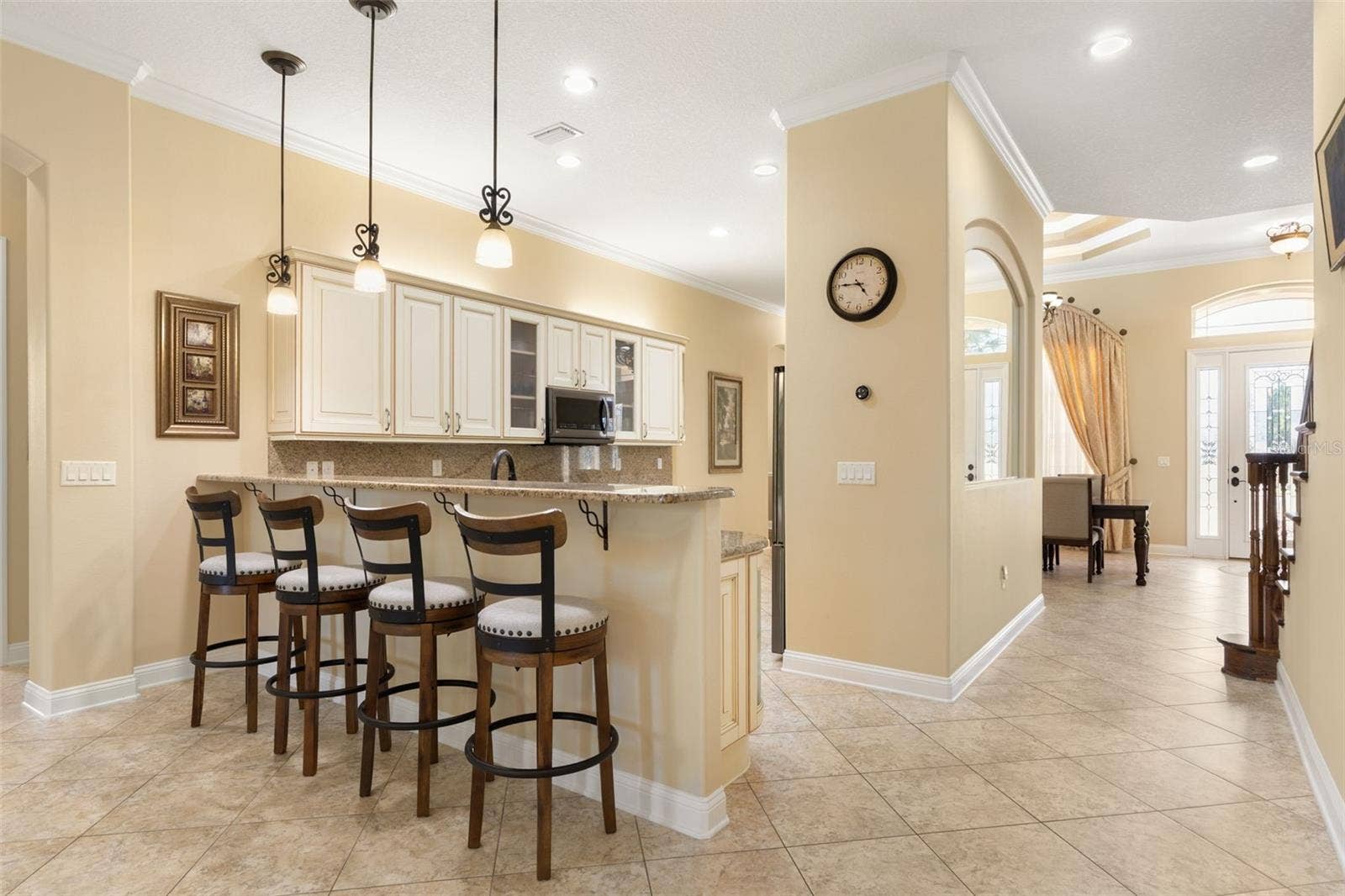 25 EMERALD LAKE COURT, Palm Coast, FL 32137 An inviting connection between the kitchen and gathering room creates a welcoming setting for conversation, entertaining and everyday living.