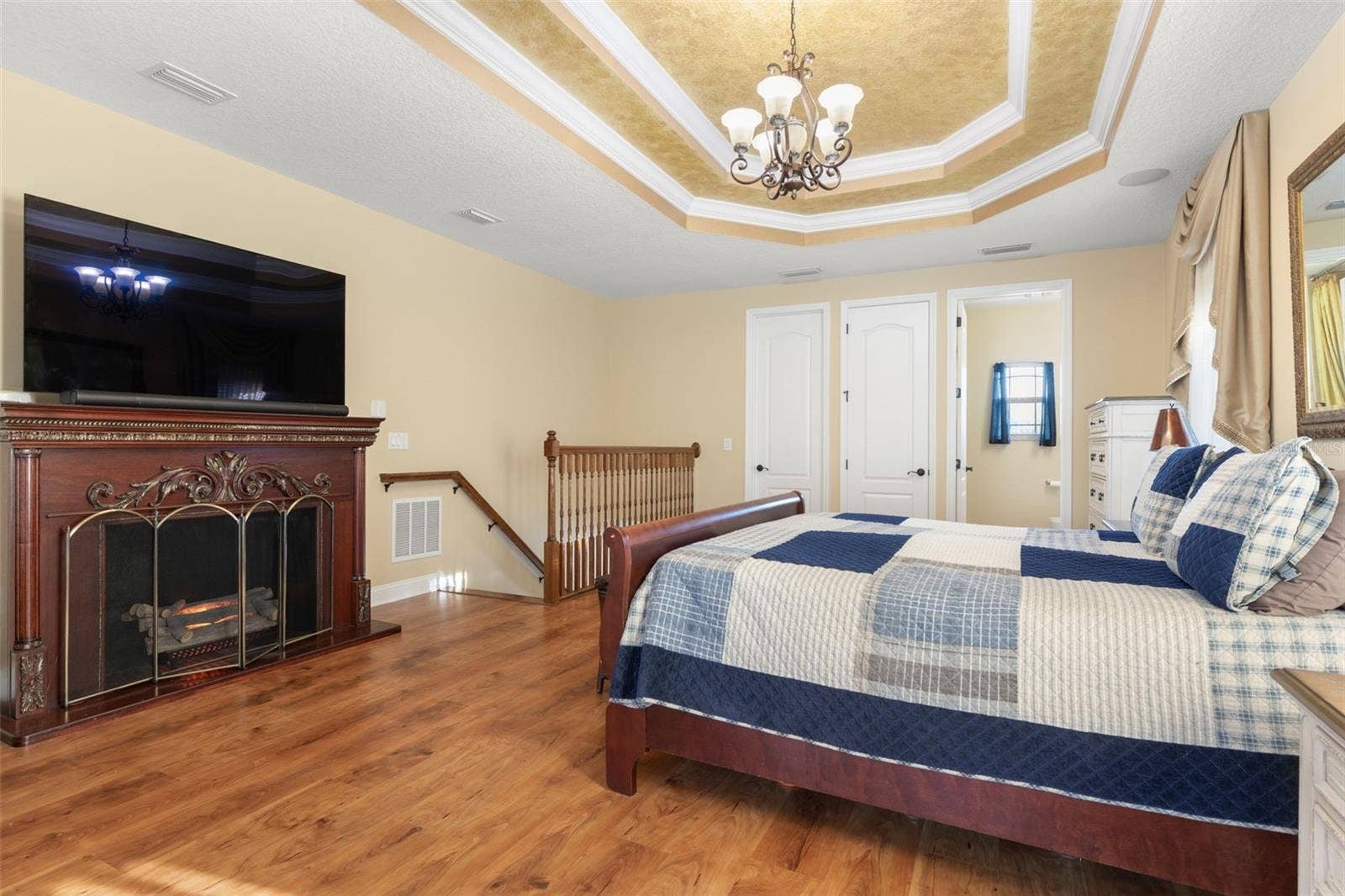 25 EMERALD LAKE COURT, Palm Coast, FL 32137 Warm wood-look flooring, an elegant tray ceiling and generous living space create a comfortable setting for a private upstairs retreat.