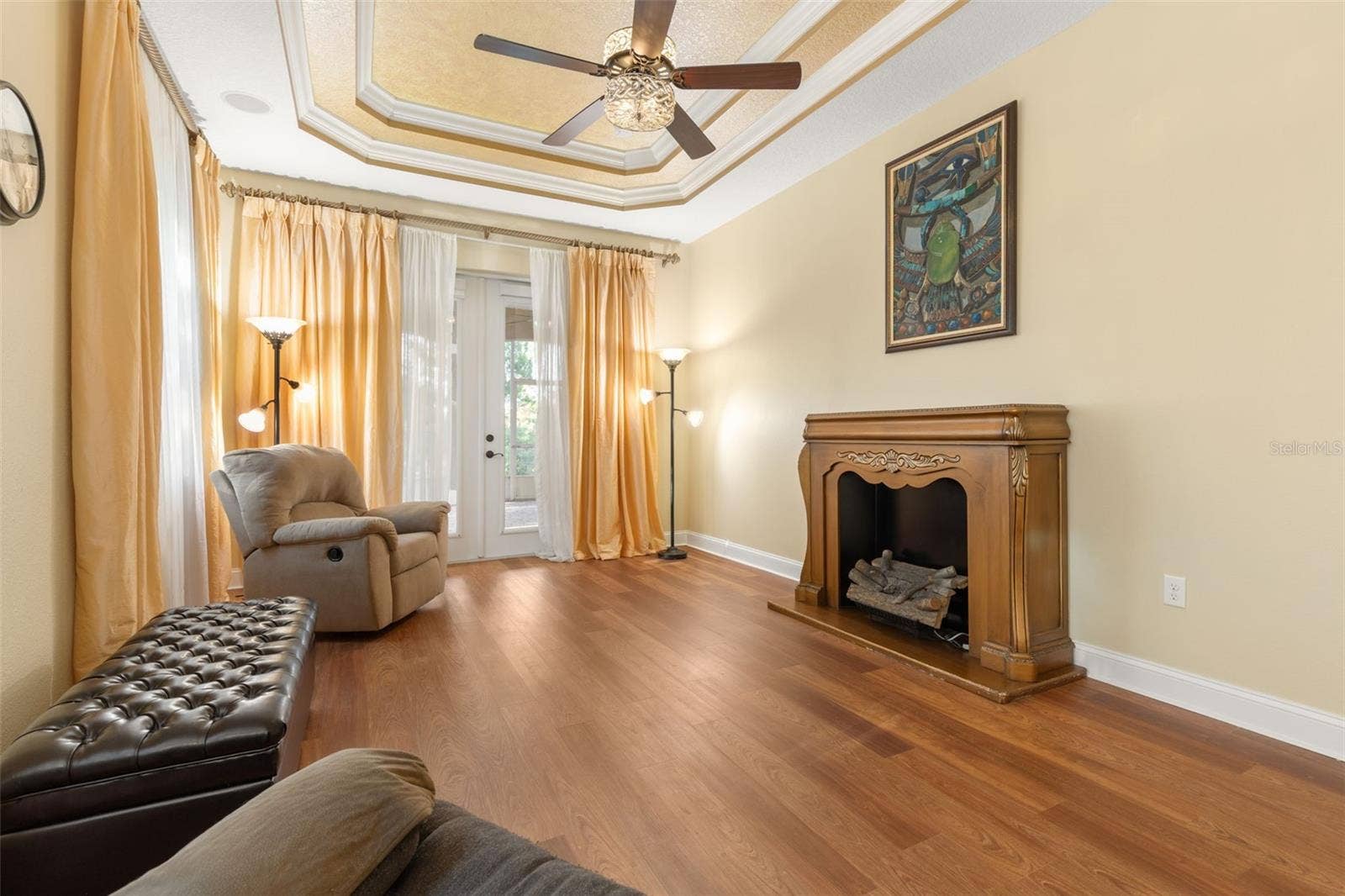 25 EMERALD LAKE COURT, Palm Coast, FL 32137 A peaceful space to relax and unwind, with warm wood-look flooring and a comfortable sitting area overlooking the natural surroundings.