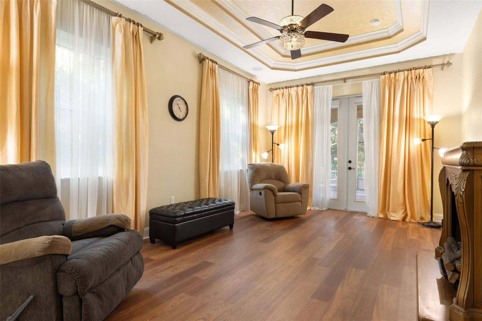 25 EMERALD LAKE COURT, Palm Coast, FL 32137 A spacious first-floor primary retreat featuring an elegant tray ceiling, abundant natural light and French doors opening to the screened lanai.