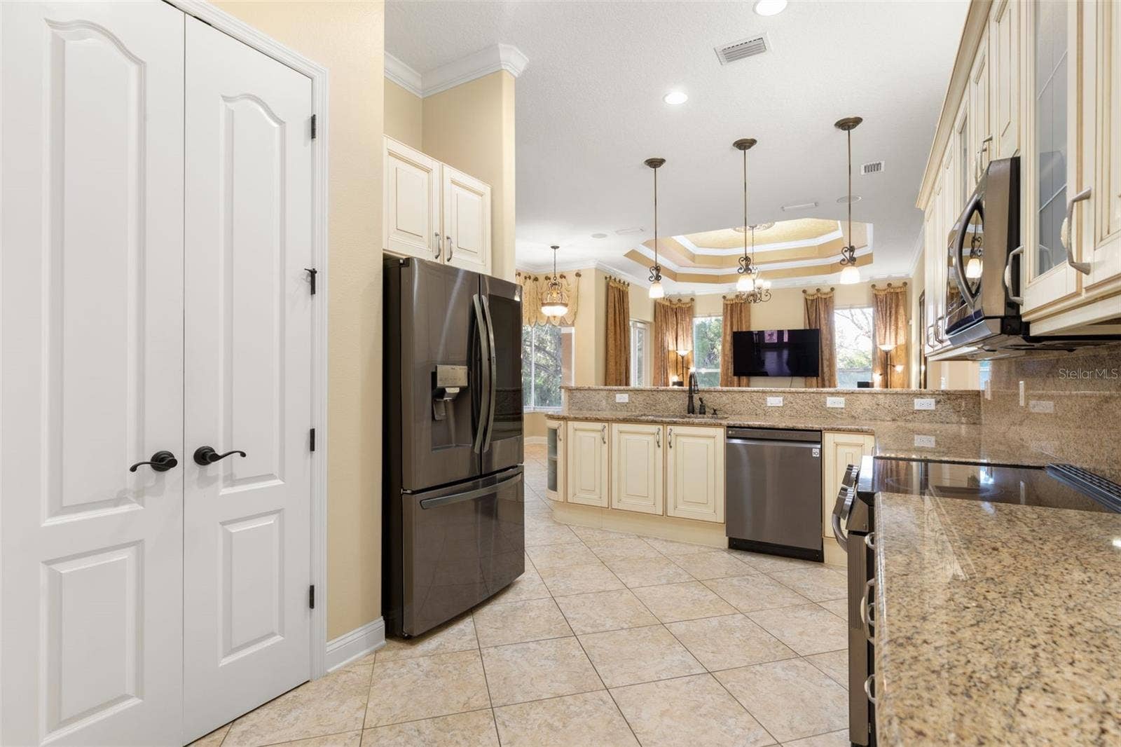 25 EMERALD LAKE COURT, Palm Coast, FL 32137 Italian-inspired cabinetry, granite countertops and backsplash bring timeless elegance to this thoughtfully designed kitchen.