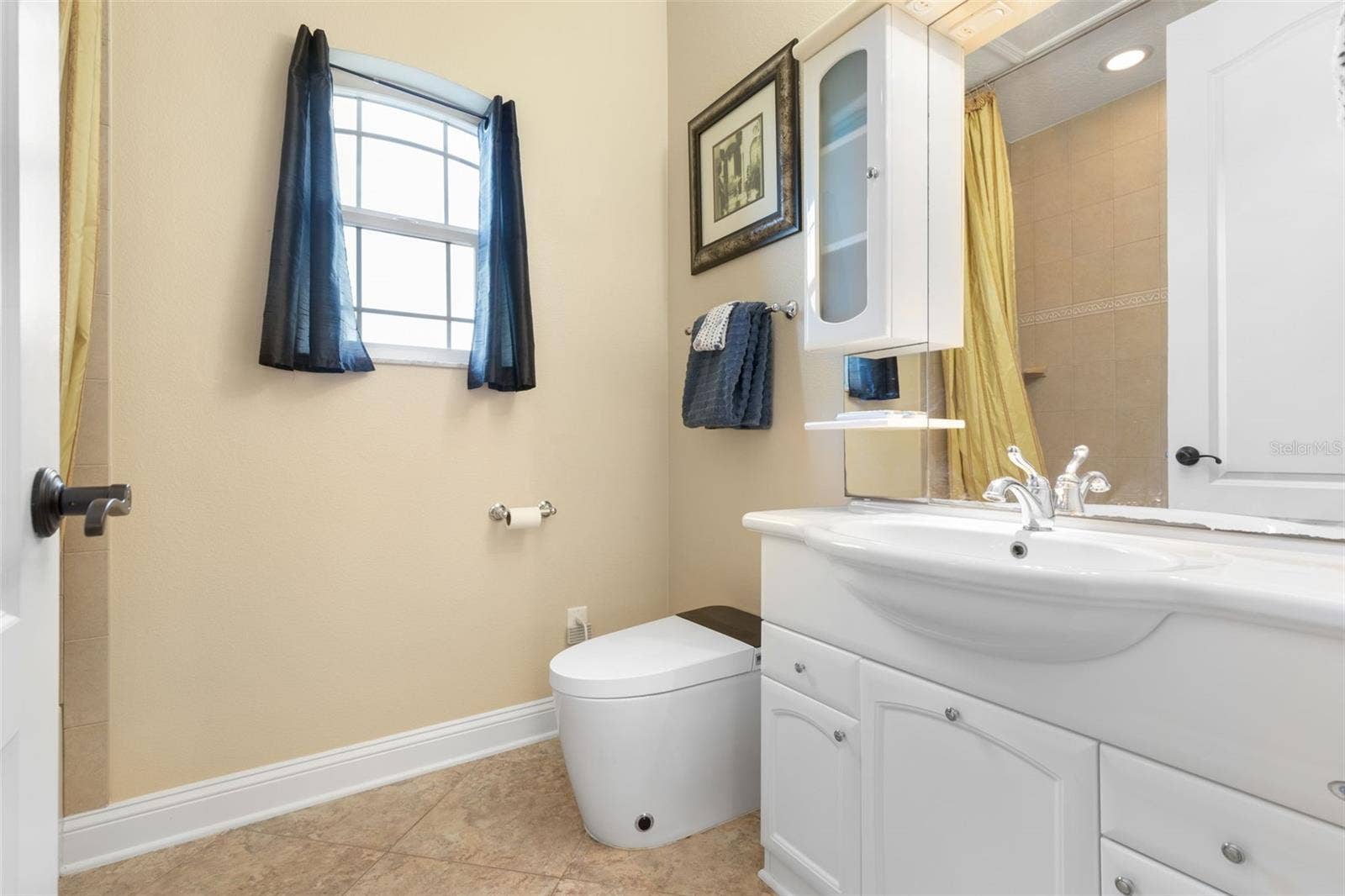 25 EMERALD LAKE COURT, Palm Coast, FL 32137 A private full bathroom complements the upstairs suite, featuring a vanity with storage, natural light and a tub/shower combination.