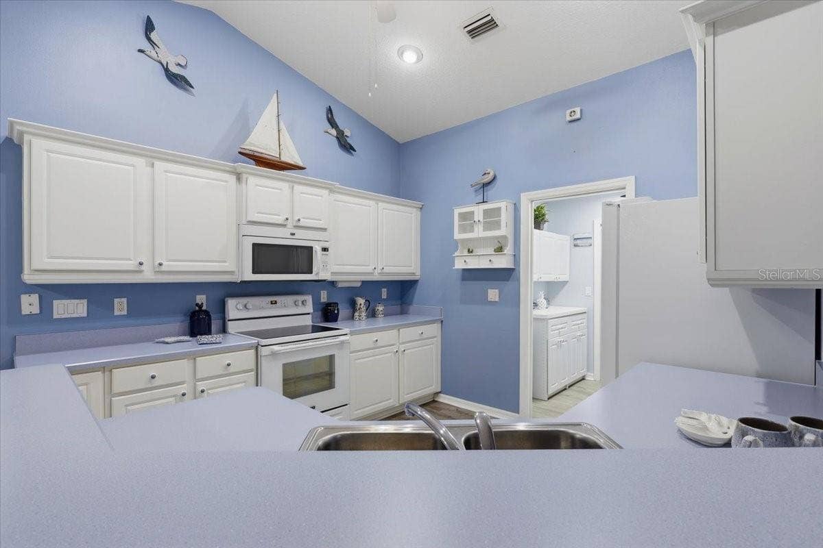 3 RYMM PLACE, Palm Coast, FL 32164 SPACIOUS KITCHEN