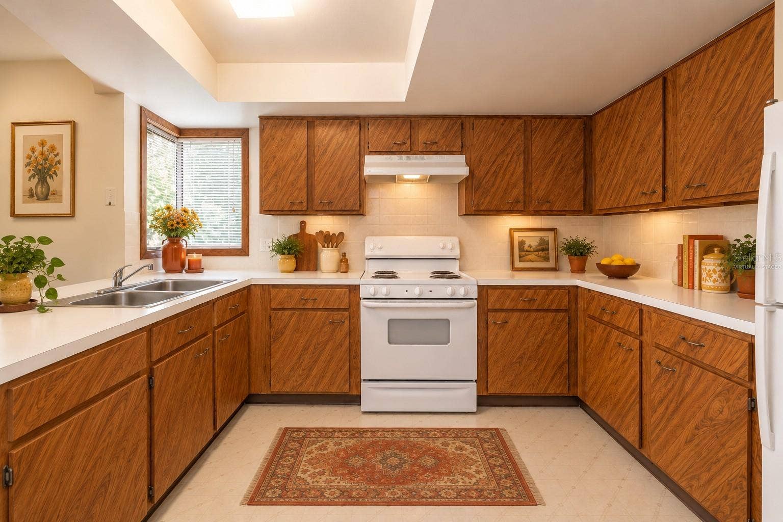 VIRTUALLY STAGED: Fully Equipped Kitchen