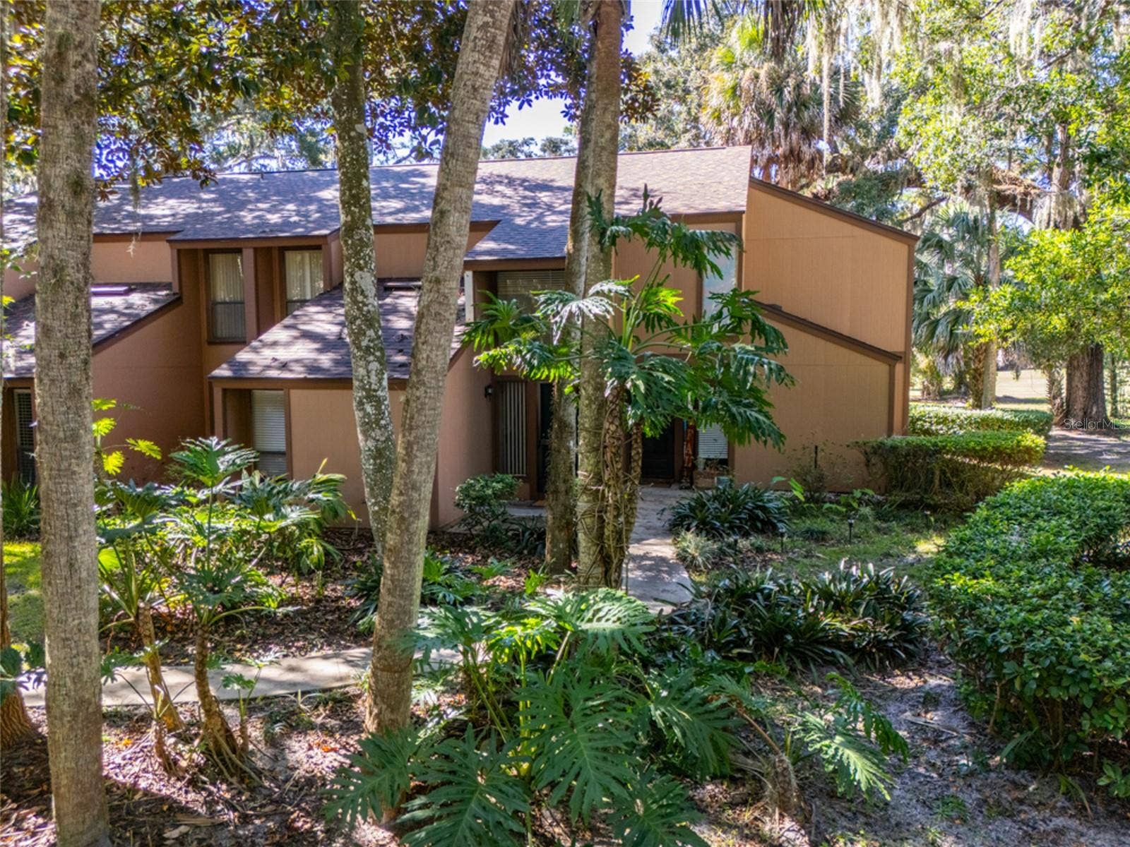 Private Second Floor Unit Nestled In The Trees