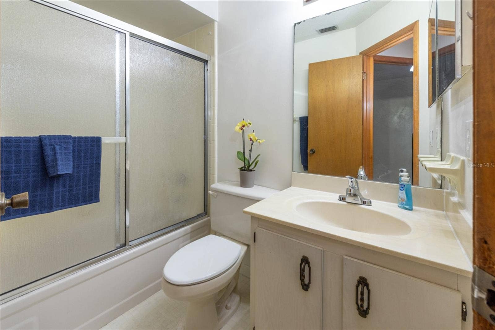 UNSTAGED: Guest Bathroom