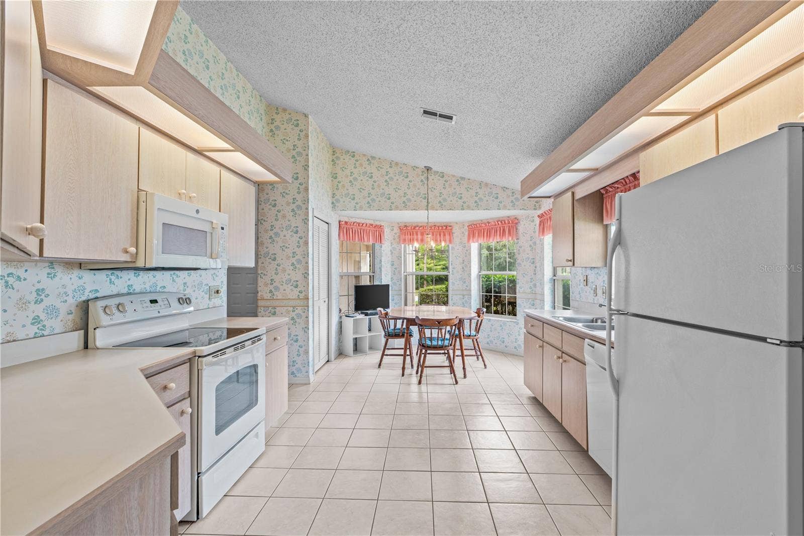 245 GLENBRIAR CIRCLE, Daytona Beach, FL 32114 Large Kitchen with Breakfast Nook