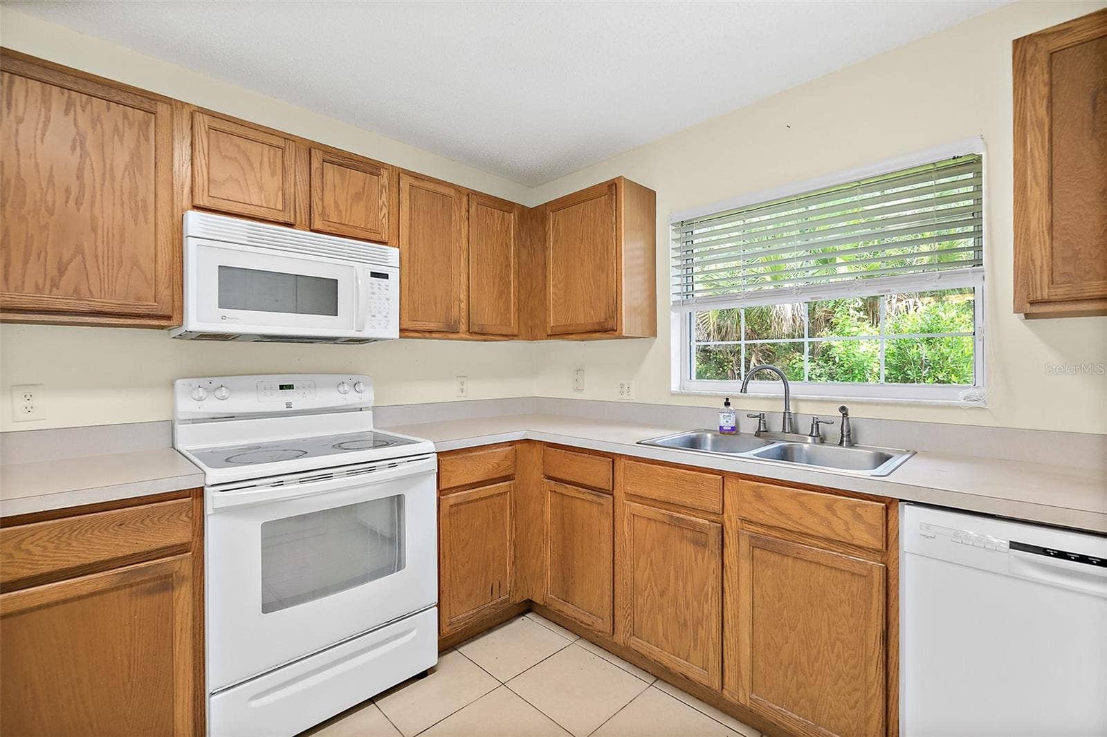 16 SLUMBER MEADOW TRAIL, Palm Coast, FL 32164 Kitchen