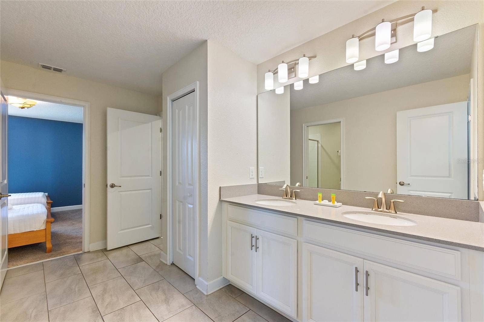 1524 FLANGE DRIVE, Davenport, FL 33896 Connecting bath between theme rooms