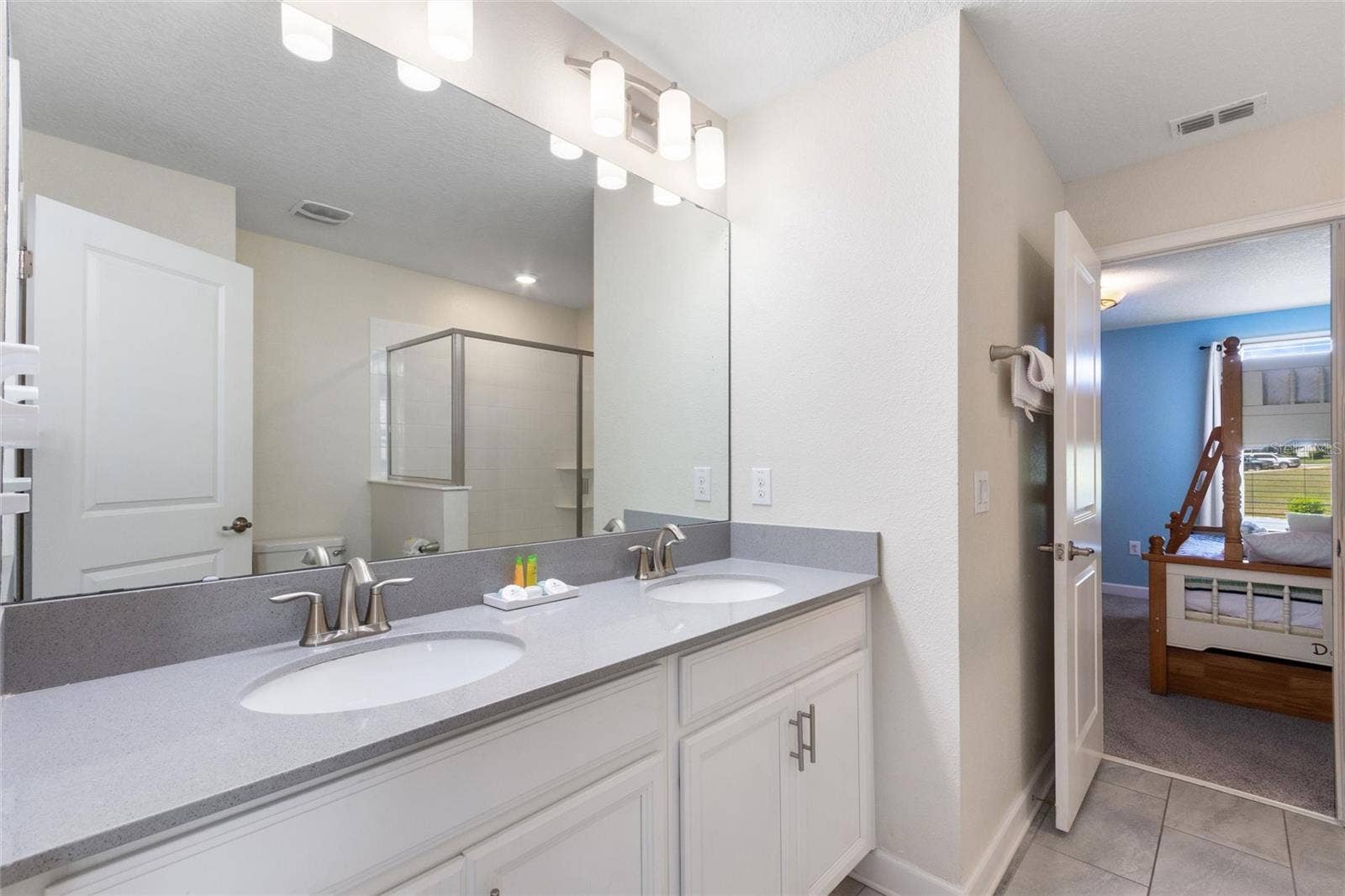 1524 FLANGE DRIVE, Davenport, FL 33896 Connecting Bath
