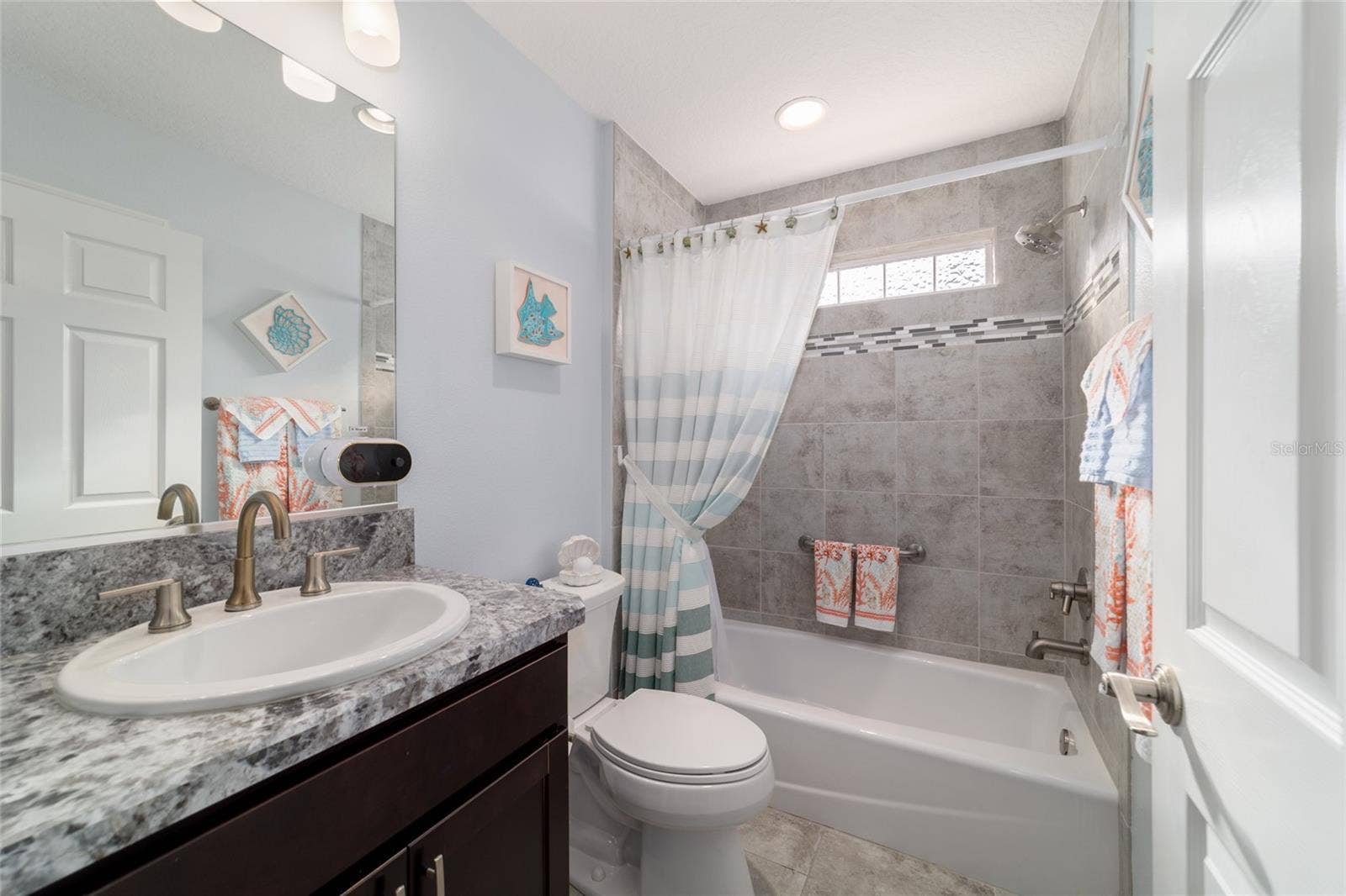 Guest bath with tile surround