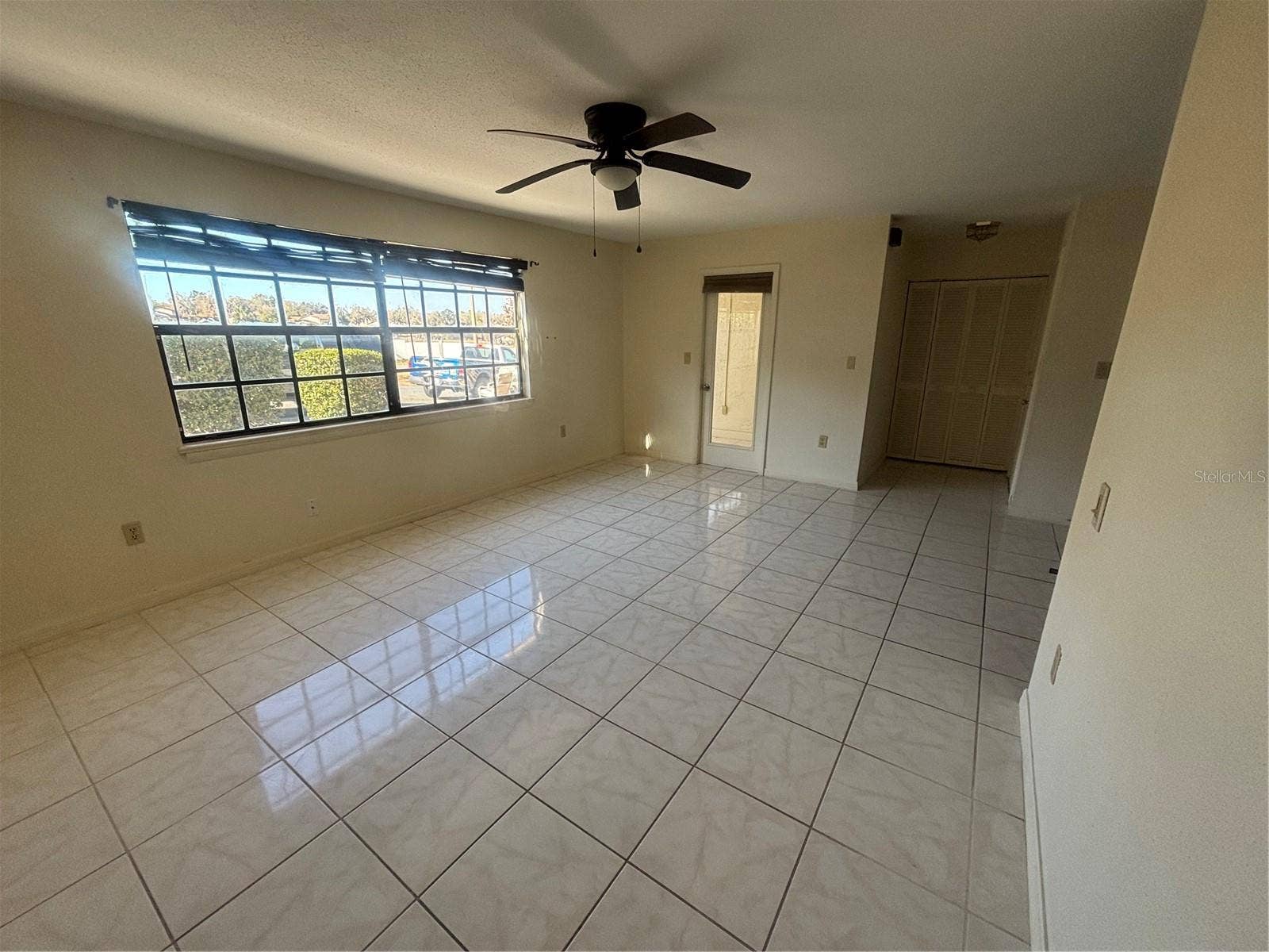 500 NEWELL HILL ROAD, #101A, Leesburg, FL 34748 Large Tile floor living space.