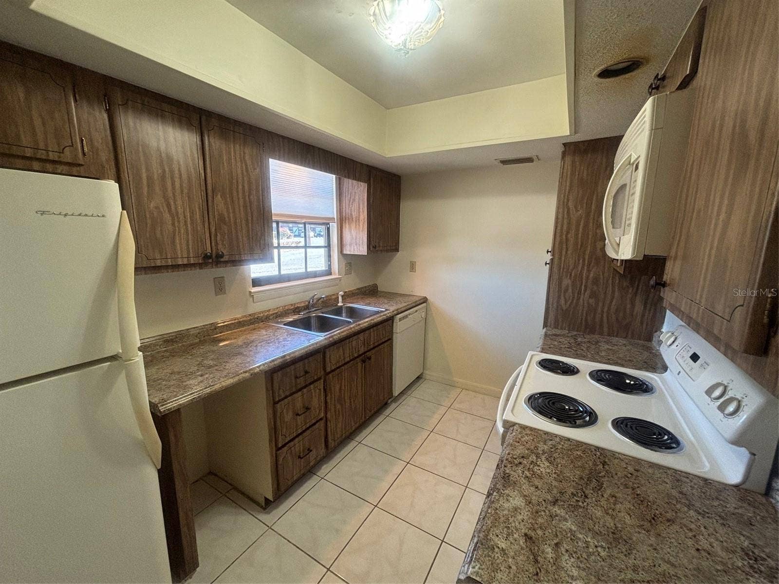 500 NEWELL HILL ROAD, #101A, Leesburg, FL 34748 Kitchen includes Dishwasher, Refrigerator and microwace