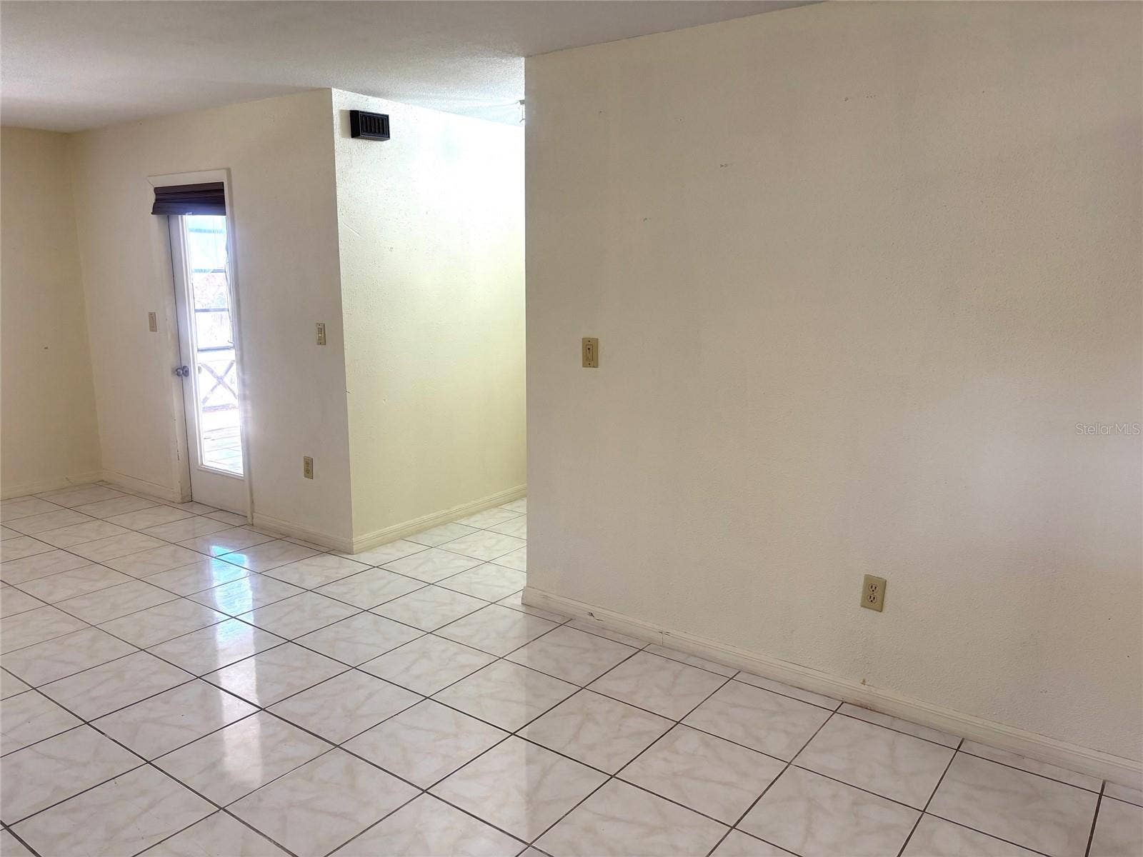 500 NEWELL HILL ROAD, #101A, Leesburg, FL 34748 Looking back to the foyer and entrance to the condo