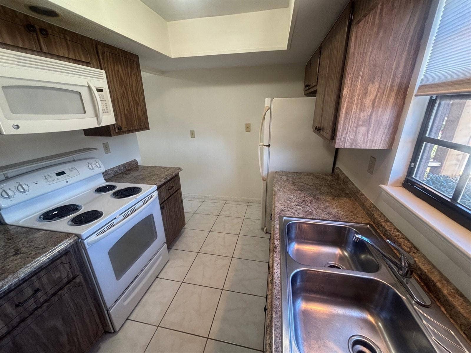 500 NEWELL HILL ROAD, #101A, Leesburg, FL 34748 Galley style kitchen with high ceilings