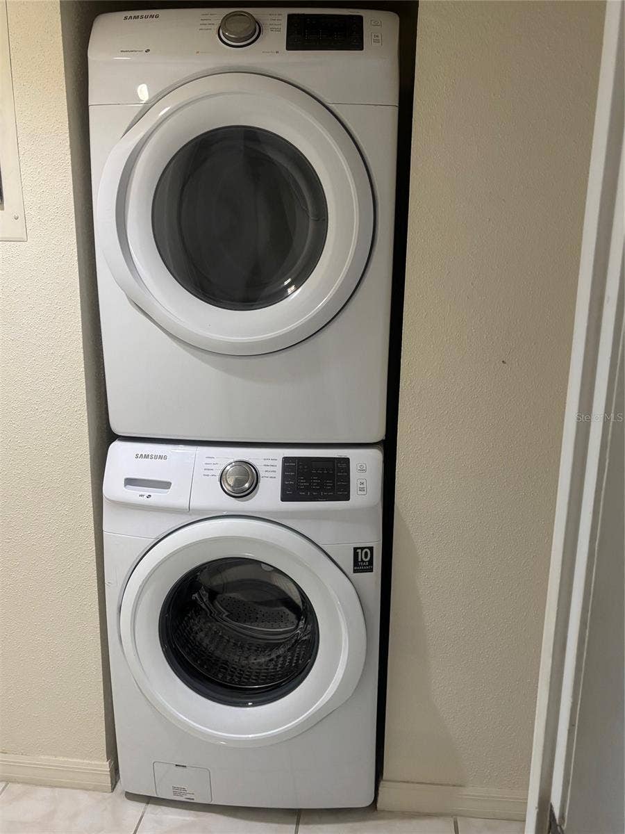 500 NEWELL HILL ROAD, #101A, Leesburg, FL 34748 Inside washer and dryer included