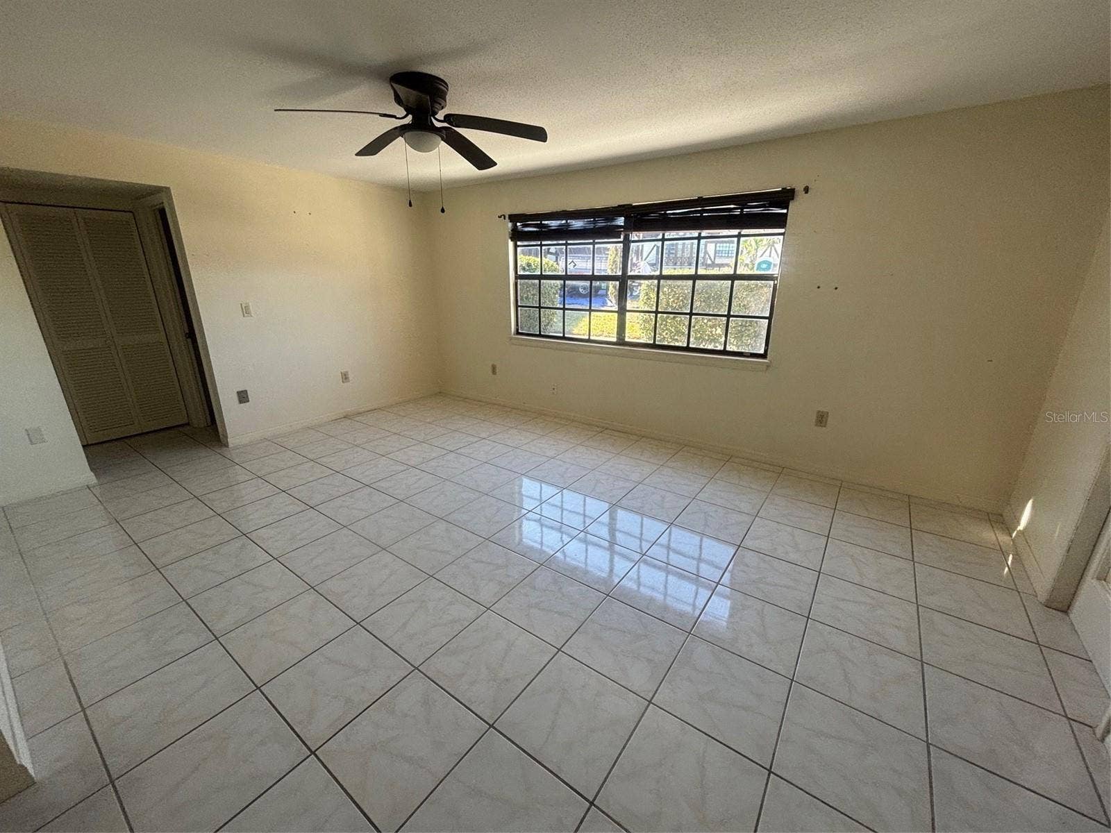500 NEWELL HILL ROAD, #101A, Leesburg, FL 34748 Living room overlooks courtyard.
