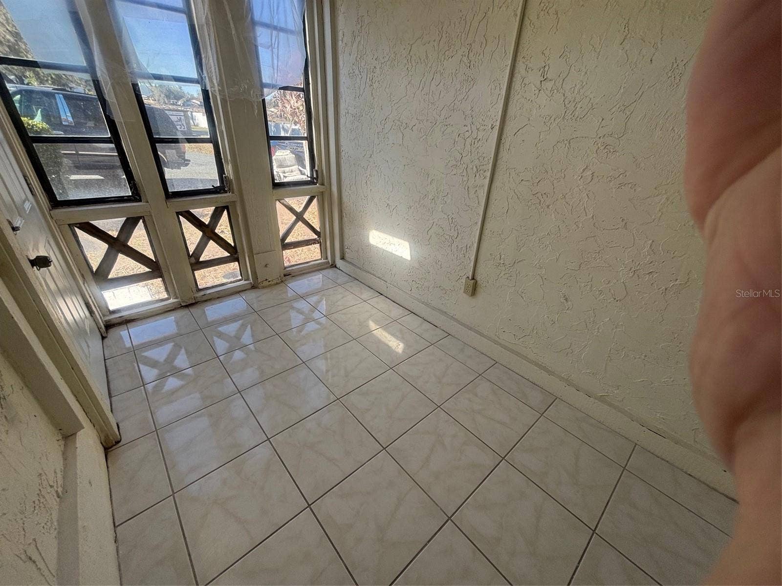 500 NEWELL HILL ROAD, #101A, Leesburg, FL 34748 Bright indoor private patio overlooking the front coutyard.
