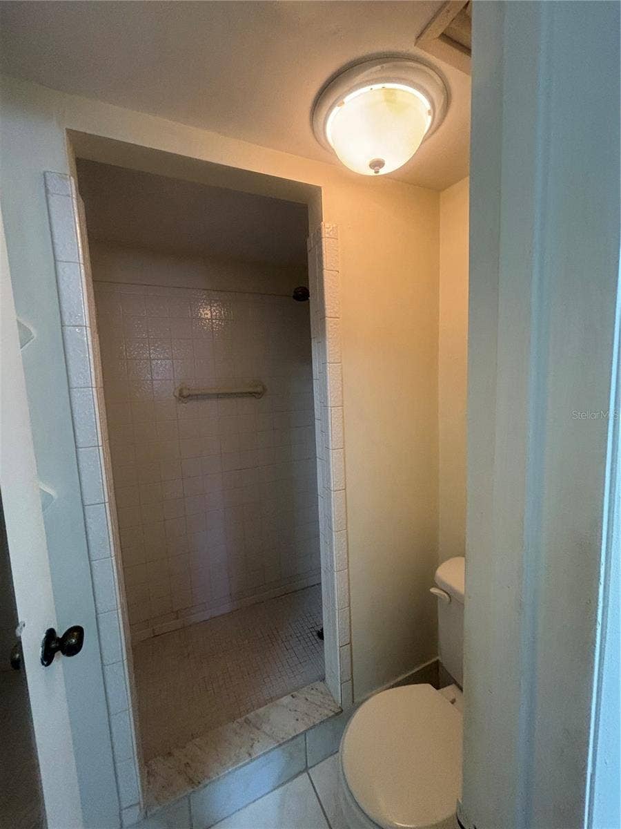 500 NEWELL HILL ROAD, #101A, Leesburg, FL 34748 En suite bathroom and shower.