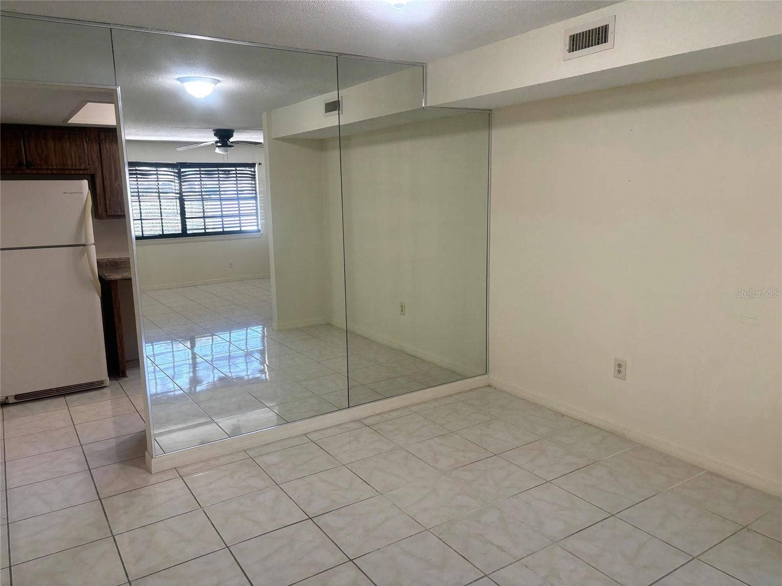 500 NEWELL HILL ROAD, #101A, Leesburg, FL 34748 Open dining area into the large, tiled living room