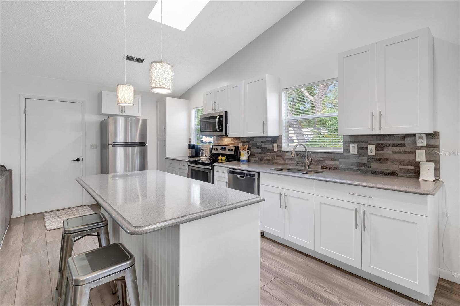 27 GORDON COURT, Leesburg, FL 34788 Eat in Breakfast bar to the kitchen