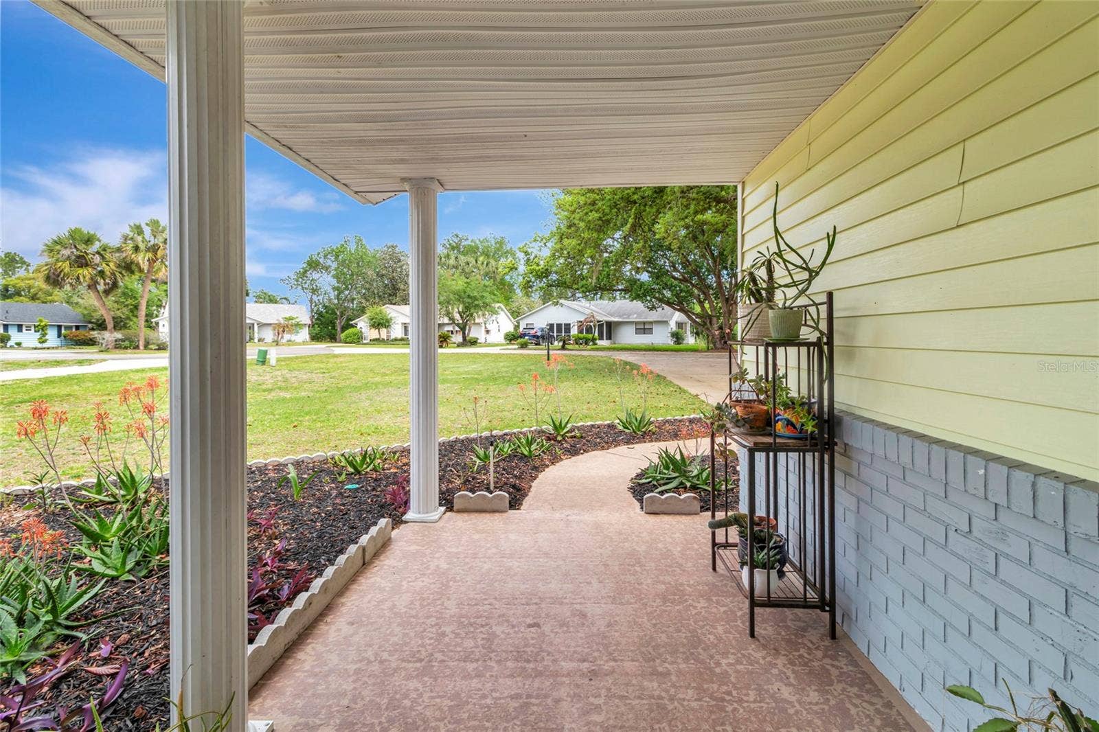 27 GORDON COURT, Leesburg, FL 34788 Front porch looking towards the road