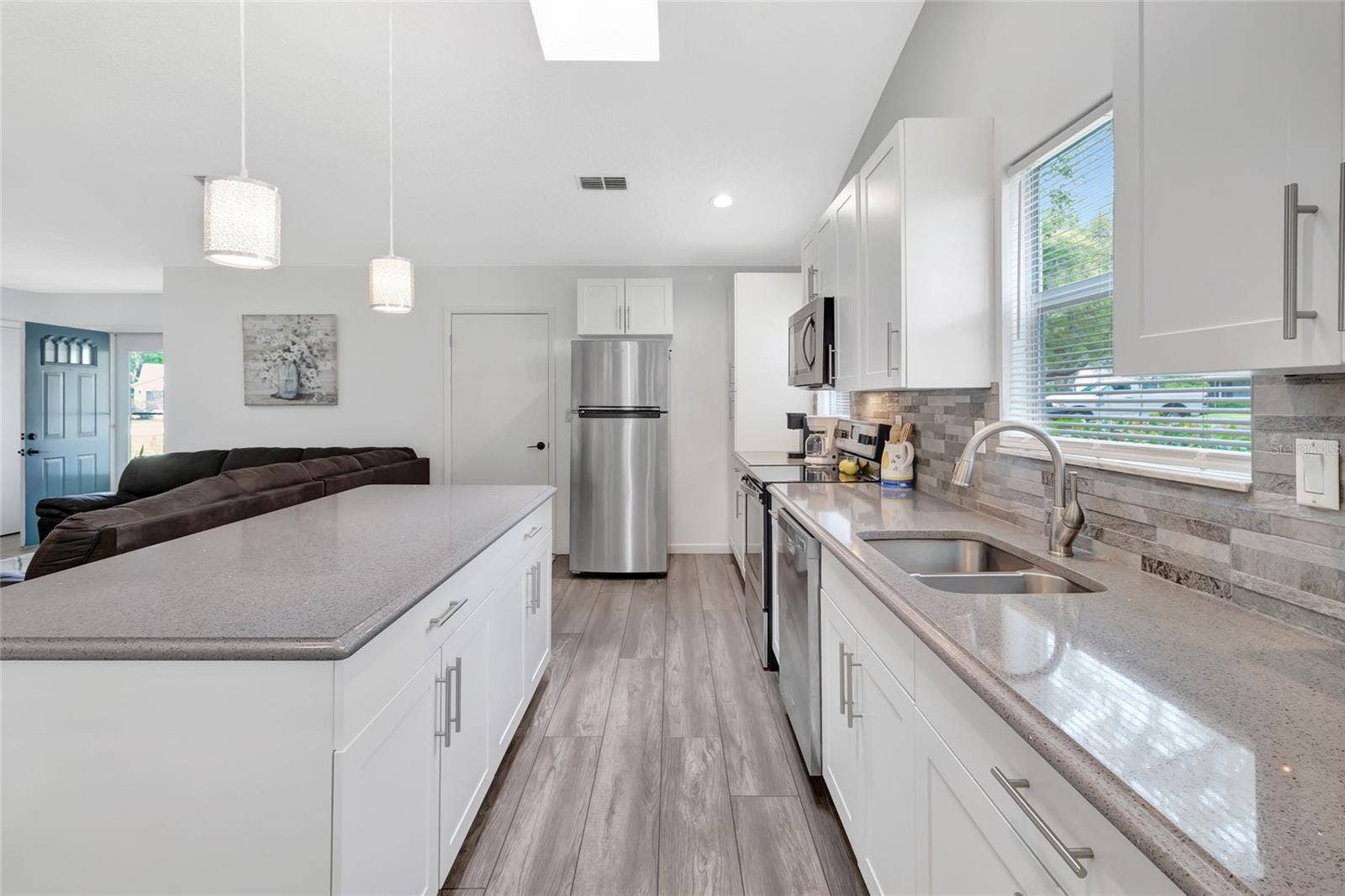 27 GORDON COURT, Leesburg, FL 34788 42" solid surface counter tops.