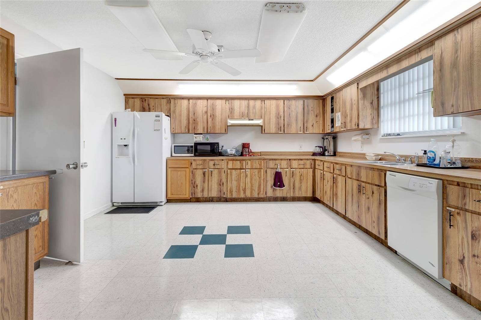 27 GORDON COURT, Leesburg, FL 34788 Community Hall Kitchen
