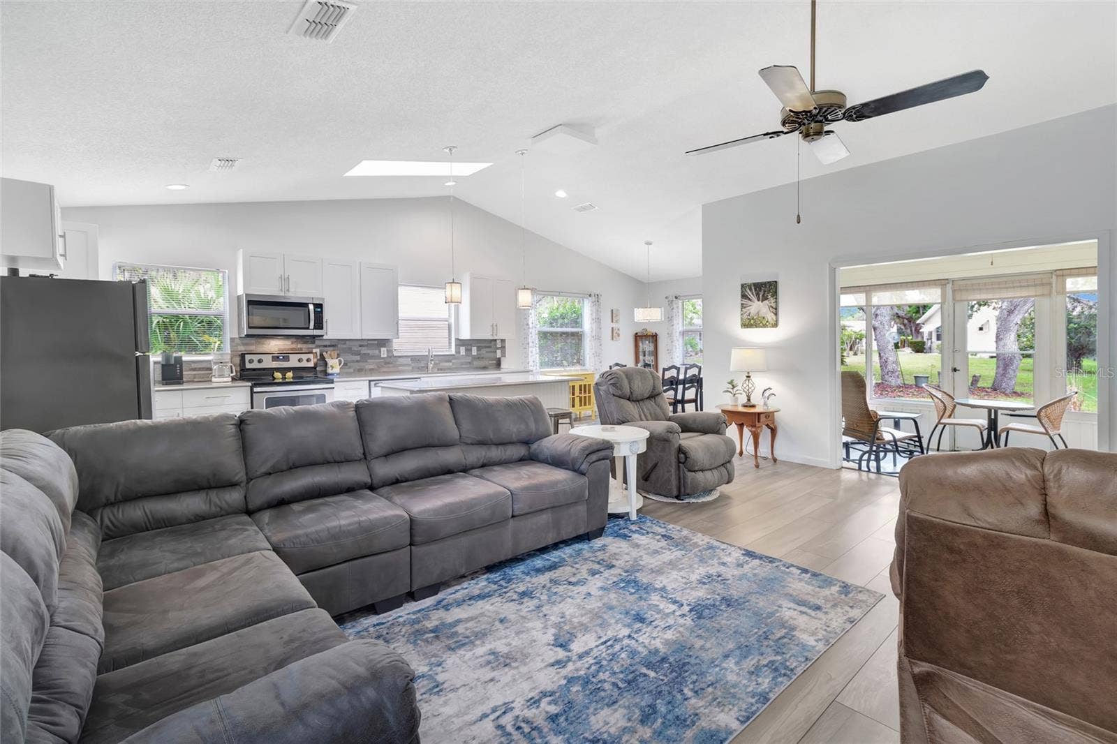 27 GORDON COURT, Leesburg, FL 34788 Open Floor plan for the living room