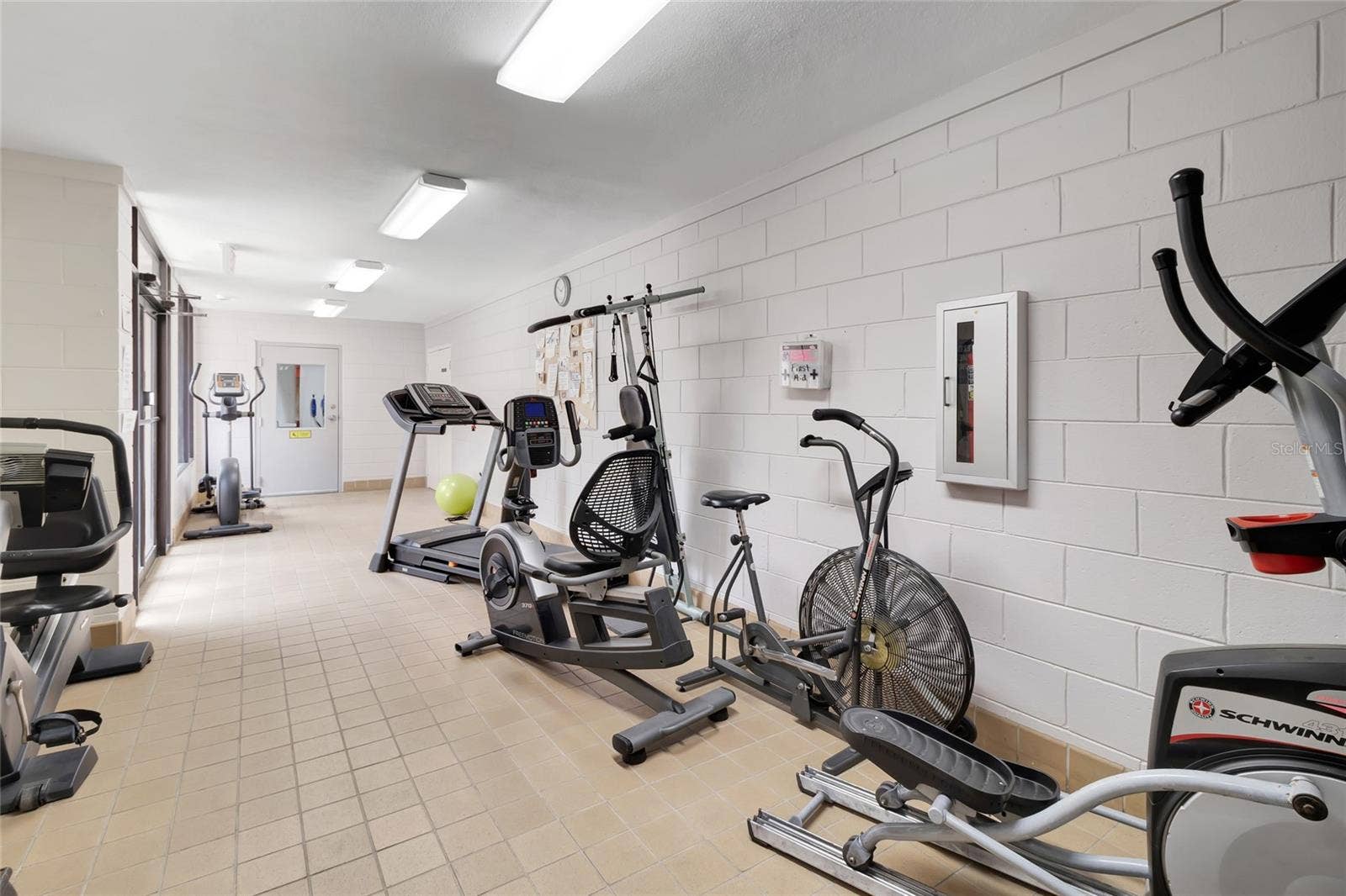 27 GORDON COURT, Leesburg, FL 34788 Community exercise room