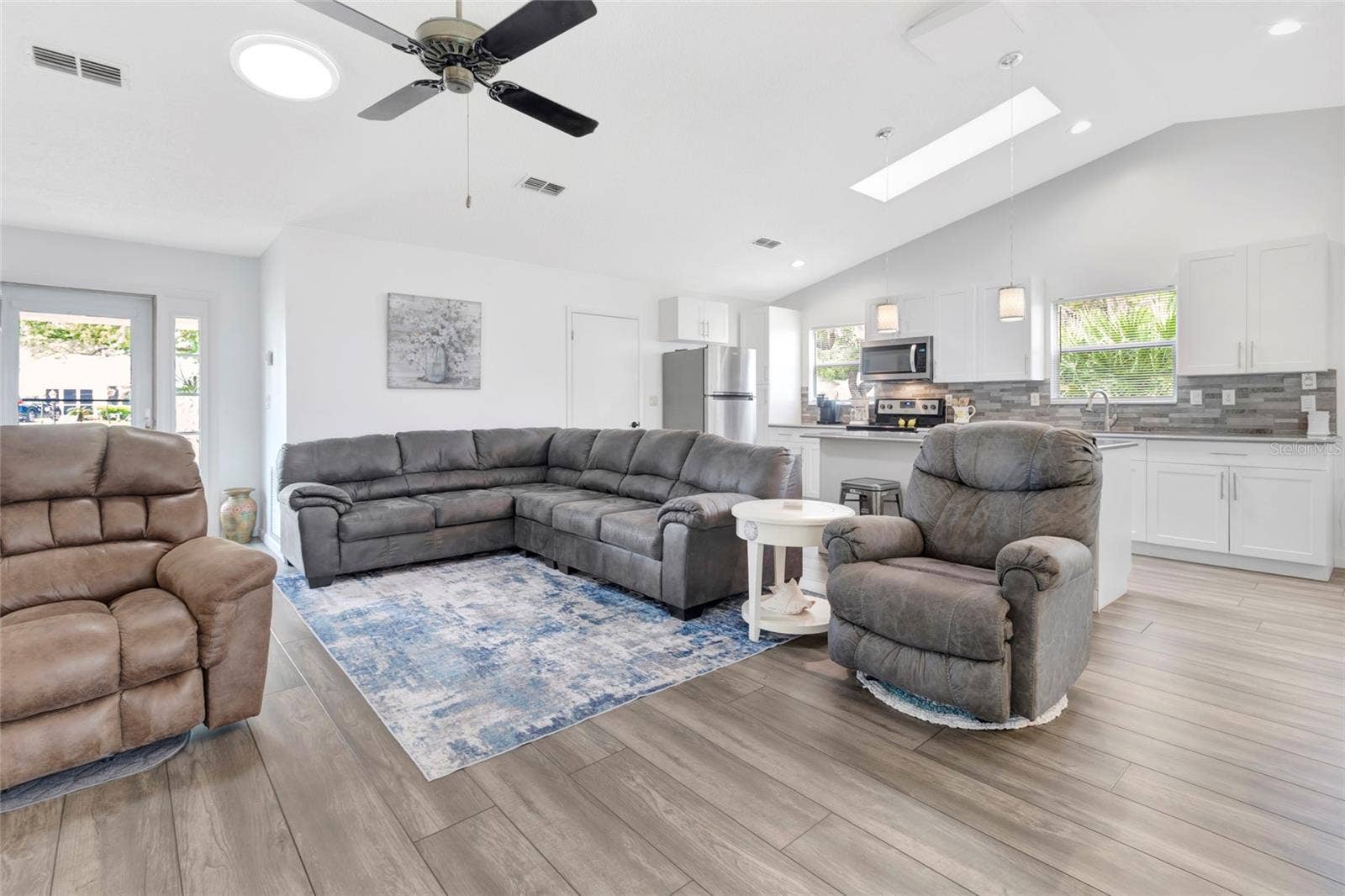 27 GORDON COURT, Leesburg, FL 34788 Skylights and large Florida room for plenty of natural light