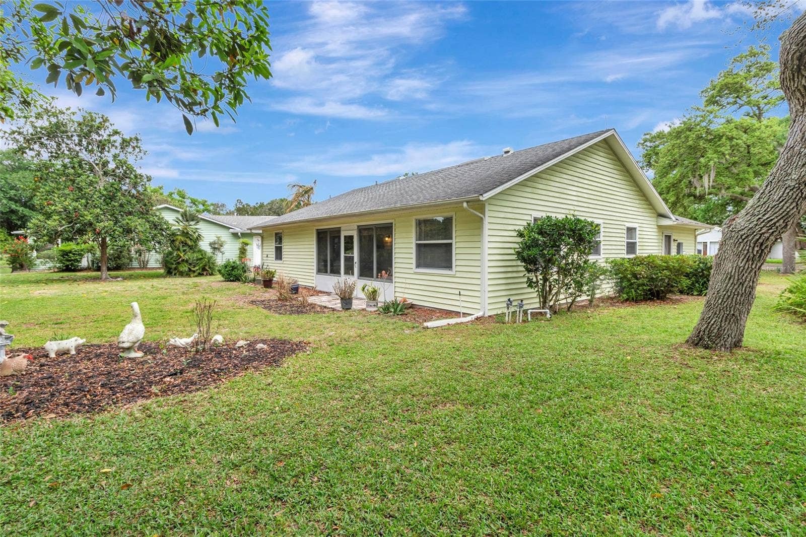 27 GORDON COURT, Leesburg, FL 34788 Large back yard