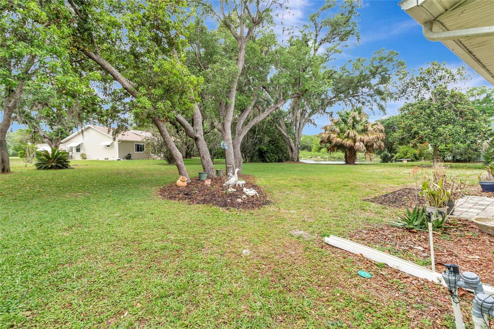 27 GORDON COURT, Leesburg, FL 34788 Manicured lawn and gardens