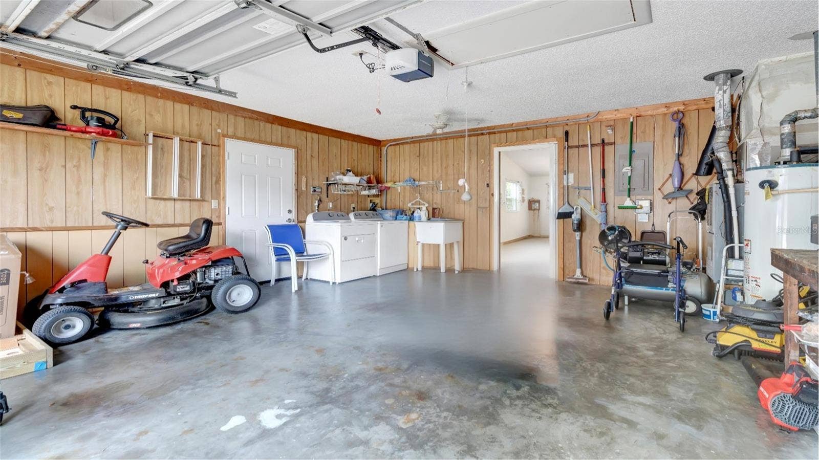27 GORDON COURT, Leesburg, FL 34788 Single car oversized garage