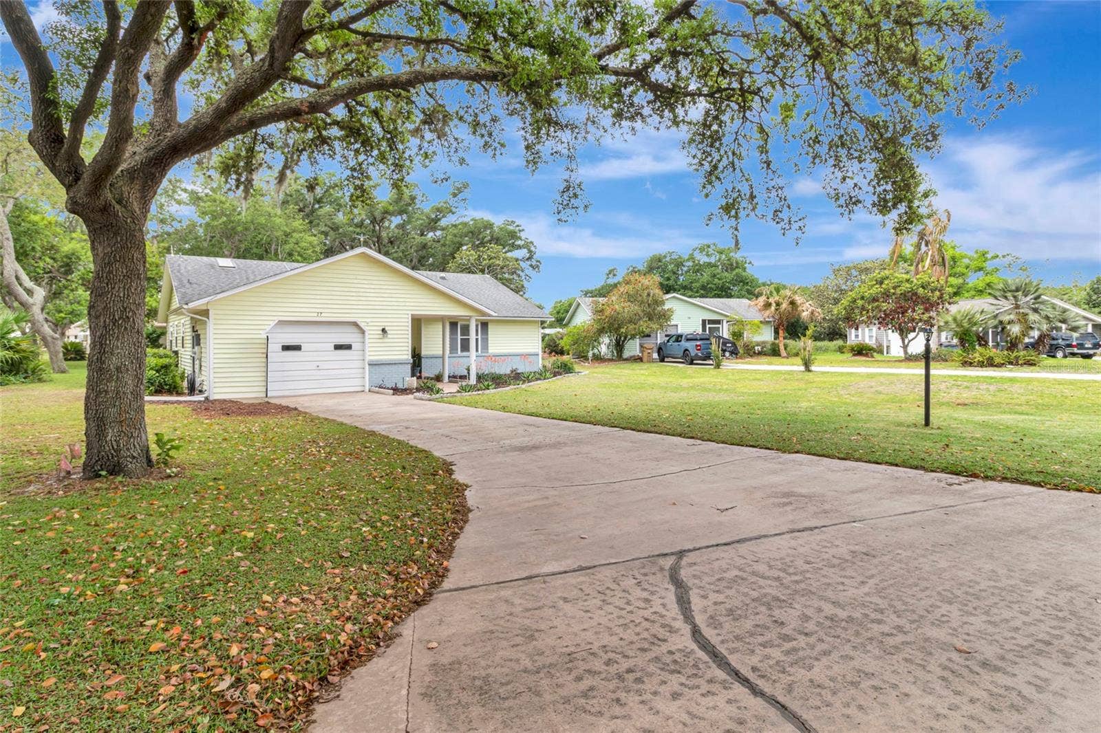 27 GORDON COURT, Leesburg, FL 34788 Private Driveway