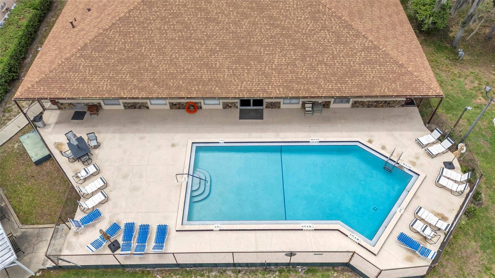 27 GORDON COURT, Leesburg, FL 34788 Community pool