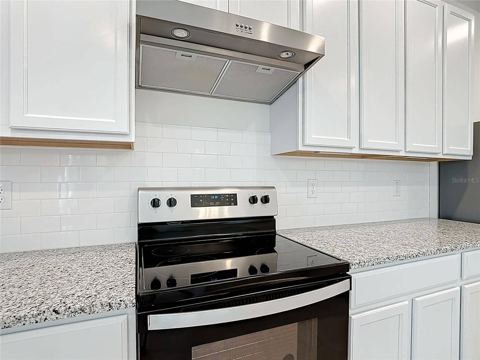 795 OVERPOOL AVENUE, Davenport, FL 33896 Like new condition appliances